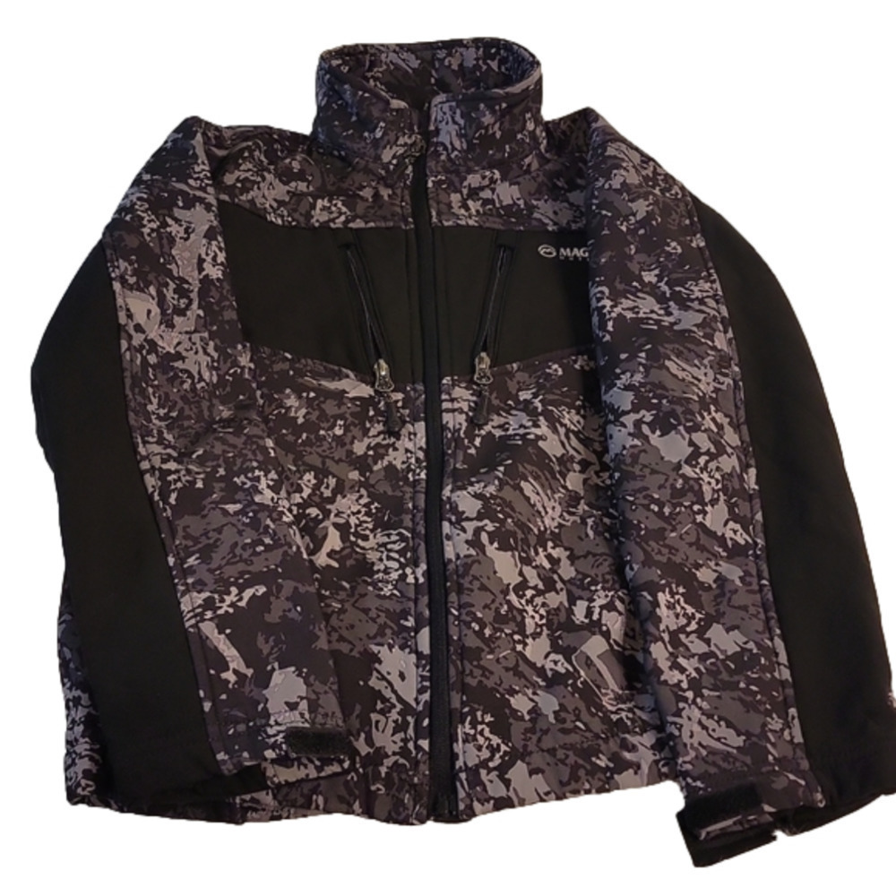 𝅺magellan Outdoors camo jacket size medium